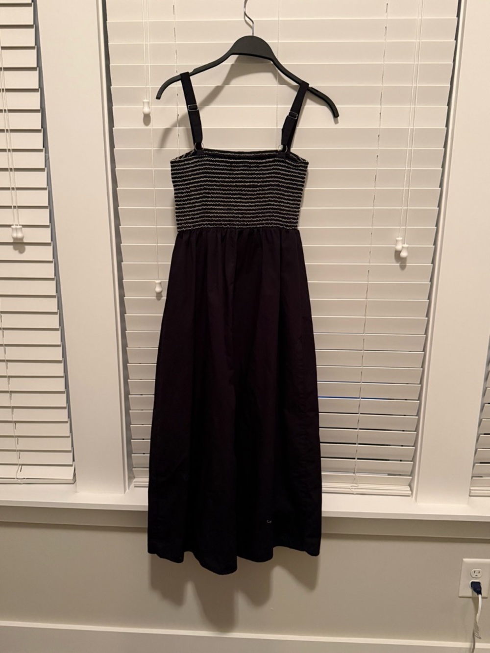 Black midi dress with white stripes.
Adjustable shoulder straps